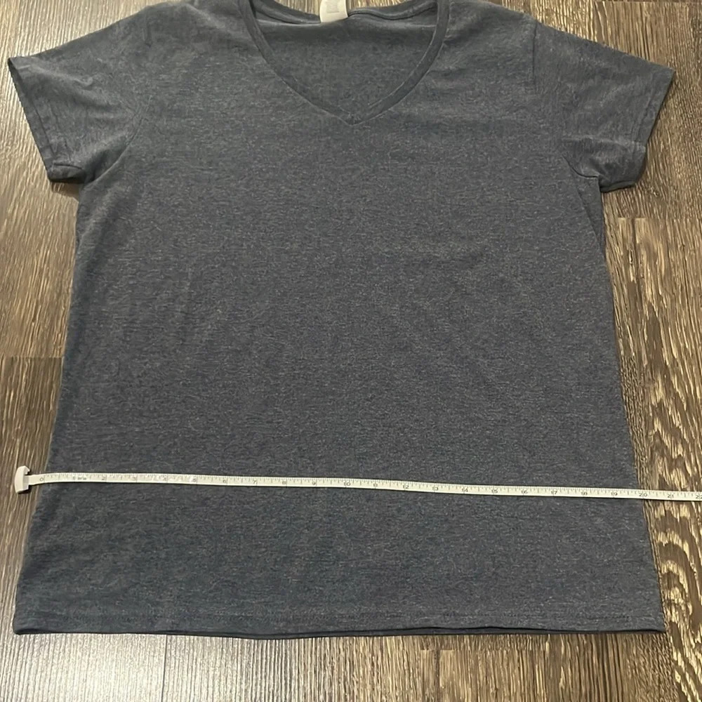 Woman’s Gildan gray v-neck size large - Picture 3 of 6